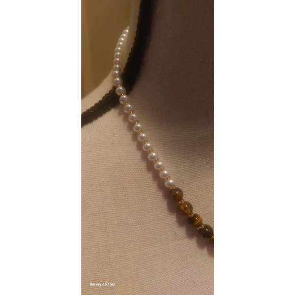 White pearls and tiger eye beads. - Picture 5 of 5